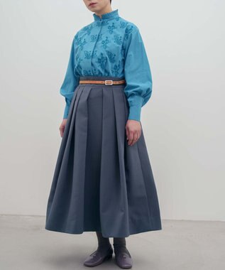 muuc 〈コットン100%〉〈綿ローン生地〉〈ふんわり柔らかな肌触り〉梅小花刺繍 スタンドカラーブラウス ブルー