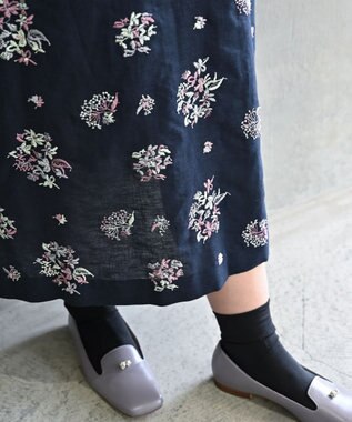 muuc 〈コットン×リネン〉〈高品質なドライタッチ生地〉野小花刺繍ゆったりワンピース ネイビー