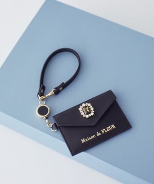 Maison de FLEUR リール付きビジューカードポケットパスケース