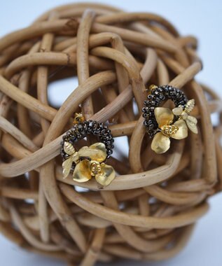 monshiro シュウカイドウニハチラウンド ピアス ブラック