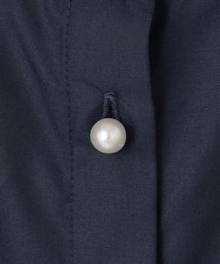 Feroux 【洗える】バンドカラーパールボタン ブラウス ネイビー系