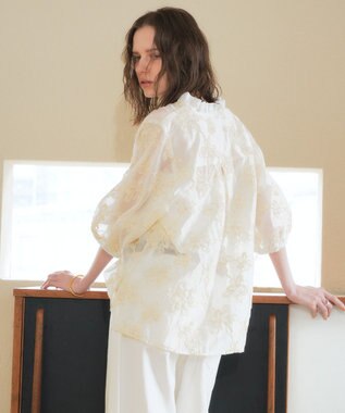 YECCA VECCA フリルVネック刺繍シアーシャツ Ivory