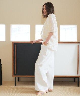 YECCA VECCA フリルVネック刺繍シアーシャツ Ivory