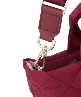 TOCCA TRACE PAVE FASTENER TOTE ナイロンキルトバッグ レッド系