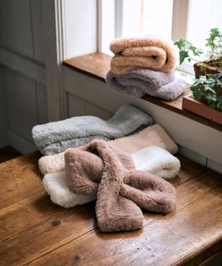 MOONBAT estaa【洗える】ポメラニアンみたいなふわふわフェイクファーマフラー