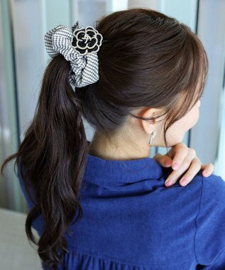 Tiaclasse フラワーパーツ付きシュシュ オフホワイト