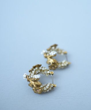 monshiro カモミールフープピアス ホワイト×ゴールド