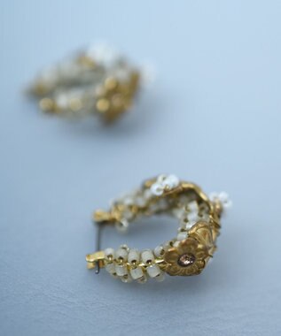 monshiro カモミールフープピアス ホワイト×ゴールド