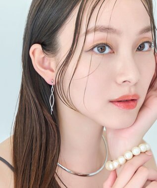 Phoebe 【痛くないシリーズ/金属アレルギー対応】スウィングクリスタルループフィットイヤリング　シルバー シルバー