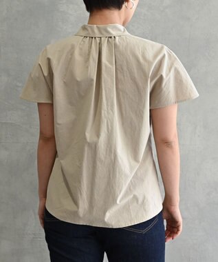 muuc 〈ドライタッチな上質コットン100%〉〈タイプライター生地〉後ろギャザー入り フレンチスリーブのブラウス ベージュ