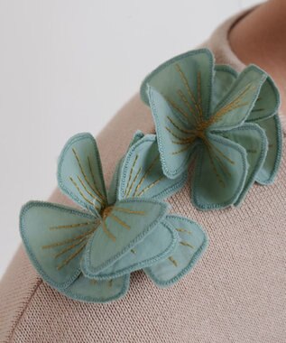 muuc 花モチーフ付きコットンニットプルオーバー ベージュ