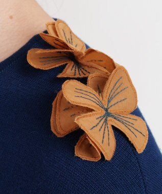 muuc 花モチーフ付きコットンニットプルオーバー ネイビー