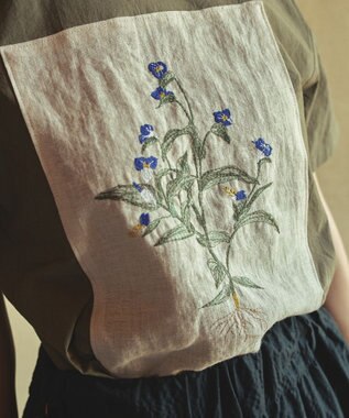 muuc つゆ草刺繍半袖プルオーバー〈日本製・上質な天然素材・遠州織物〉〈繊細なオリジナル花刺繍〉〈ゆったりフリーサイズ〉〈上品な大人の布帛Tシャツ〉 カーキ