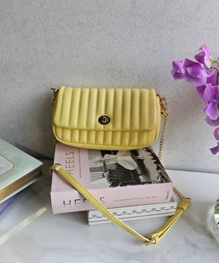style code 【MERCURYDUO/マーキュリーデュオ】ストライプキルティング　フラップショルダーバッグ イエロー