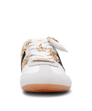 STEVE MADDEN BASSETT チャーム付きローカットスニーカー ホワイトブラック