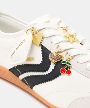 STEVE MADDEN BASSETT チャーム付きローカットスニーカー ホワイトブラック