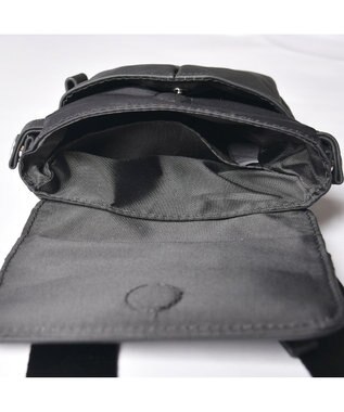 Y'SACCS ナイロン×牛革コンビシリーズ　縦型ポシェット ブラック