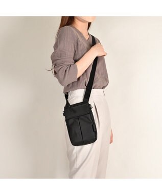 Y'SACCS ナイロン×牛革コンビシリーズ　縦型ポシェット ブラック