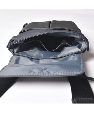 Y'SACCS ナイロン×牛革コンビシリーズ　縦型ポシェット ネイビー