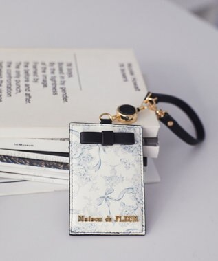 Maison de FLEUR リール付きフラワーガーデン柄パスケース