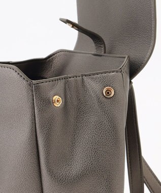 LA BAGAGERIE フロント金具デイリーリュック ガンメタリック