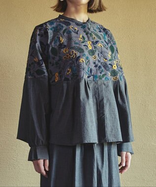 muuc 筆記帳刺繍ヨーク切り替えブラウス〈国産・muucオリジナル総柄刺繍〉〈オーガニック綿〉〈贅沢な刺繍とタック使い〉〈ゆったりリラックス〉〈3シーズン春秋冬〉