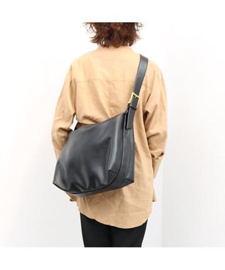 UNBILLION カシュカシュ cachecache / バックル付きビッグショルダー ブラック