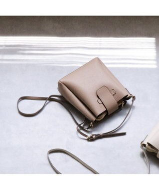 UNBILLION 【テレビ ドラマ着用アイテム】カシュカシュ cachecache / 3つ口縦型ショルダーバッグ