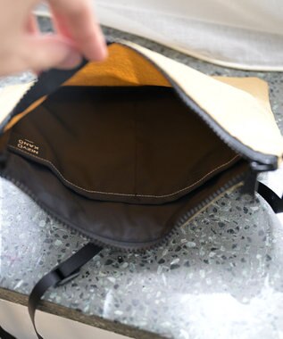 NIZYU KANO LIGHT NYLONサコッシュSS キャメルベージュ