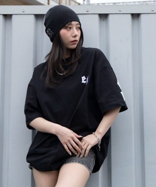 WEGO 【ユニセックス着用ITEM/MLサイズ展開】アクセ付きストレートライングラフィックT（SS） ブラック