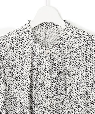 23区 【吸水速乾/UVケア/防シワ性】シャドージオメトリック プリント ブラウス ホワイト系