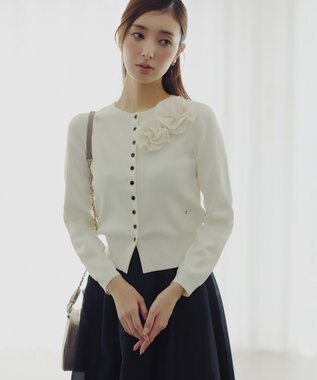 TOCCA 【宮本茉由さん着用】GLOW CORSAGE KNIT ニットカーディガン アイボリー系