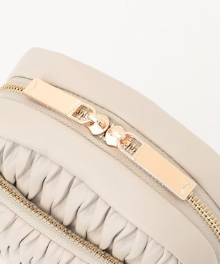 LA BAGAGERIE ランダムプリーツショルダーバッグ タテ アイボリー