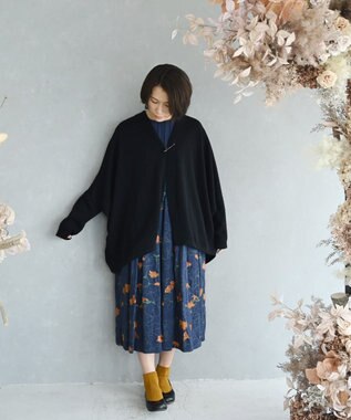 muuc 〈遠州織物の工場で作られた上質なコットンウール生地〉隠しウェスト紐有り ノーカラー ナタチュウムの花刺繍 ワンピース ネイビー