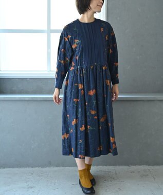 muuc 〈遠州織物の工場で作られた上質なコットンウール生地〉隠しウェスト紐有り ノーカラー ナタチュウムの花刺繍 ワンピース ネイビー