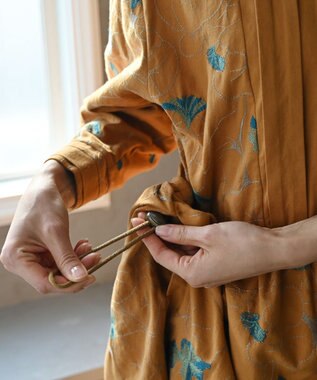 muuc 〈遠州織物の工場で作られた上質なコットンウール生地〉隠しウェスト紐有り ノーカラー ナタチュウムの花刺繍 ワンピース イエローオレンジ