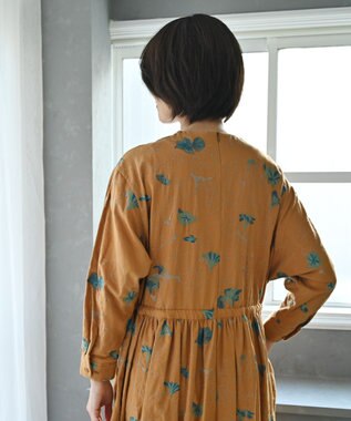 muuc 〈遠州織物の工場で作られた上質なコットンウール生地〉隠しウェスト紐有り ノーカラー ナタチュウムの花刺繍 ワンピース イエローオレンジ