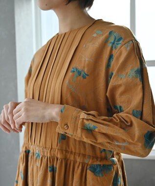 muuc 〈遠州織物の工場で作られた上質なコットンウール生地〉隠しウェスト紐有り ノーカラー ナタチュウムの花刺繍 ワンピース イエローオレンジ