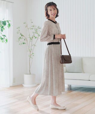 Tiaclasse L 【安田美沙子さん着用・新色/XSサイズ追加・洗える】フラワープリント配色ワンピース ベージュ