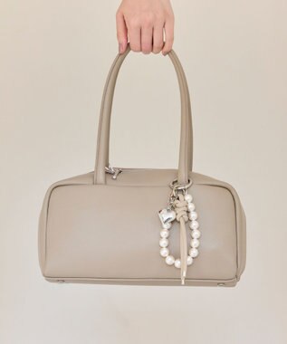 Phoebe ボリュームボールストラップチャーム　パール ホワイト