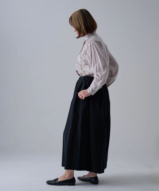 muuc 〈コットン100%〉〈綿ローン生地〉〈ふんわり柔らかな肌触り〉梅小花刺繍 スタンドカラーブラウス ライトグレー