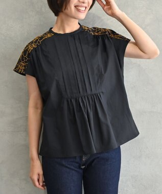 muuc 〈遠州織物の工場で織られた上質な涼しいコットン生地〉イラカ刺繍 フロントタック フレンチスリーブ ブラウス ブラック