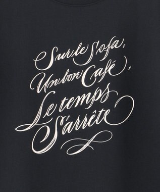 23区 【井波麻里衣さんコラボ】カリグラフィー プリント Tシャツ ブラック×フロスト