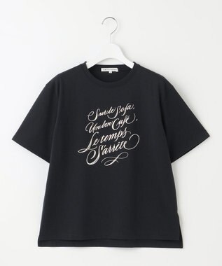 23区 【井波麻里衣さんコラボ】カリグラフィー プリント Tシャツ ブラック×フロスト