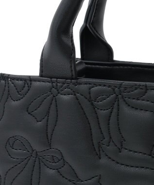 Maison de FLEUR チャーム付きリボンキルティングトートバッグ Black