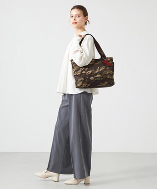 LA BAGAGERIE 【LA BAGAGERIE×HELLO KITTY】リボンチャーム付き　デイリートート　Mサイズ カーキ