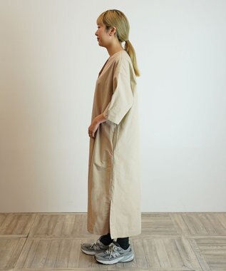 WHITE MAILS 【阿久津ゆりえコラボ】フロントタック Vネック ワンピース ベージュ