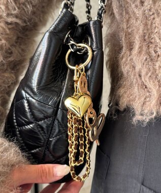 Phoebe スウェードチェーンハートバッグチャーム　ブラウン　ゴールド ブラウン