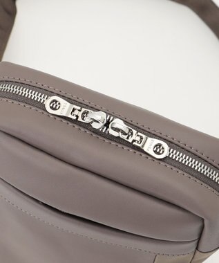 Y'SACCS ブロックモチーフポシェット グレージュ