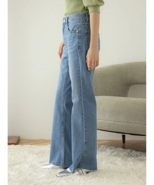 earth music&ecology セルフカットセミフレアデニムパンツ Light Indigo